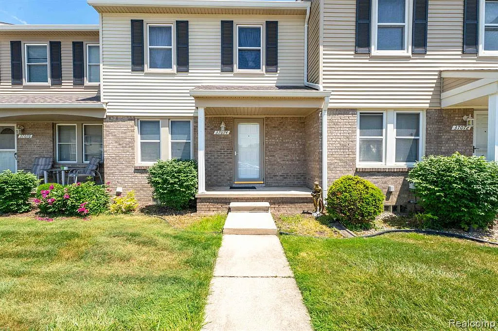 2 bed, 2.5 bath, 1780 sqft, $1,900 — Photo 3