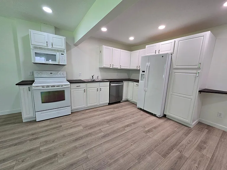 8224 Pine Ave — Photo 2