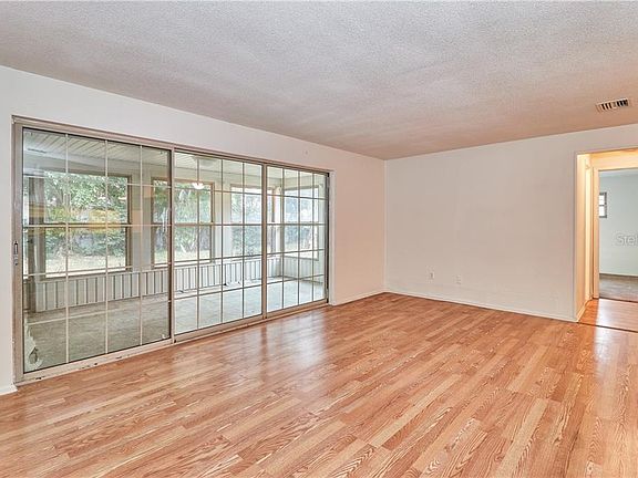 3rd image of 1821 Elmhurst Dr