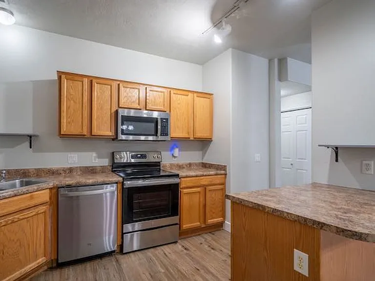 Valley View Condos — Photo 13