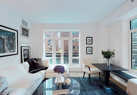 3rd image of 115 E 55th St APT 3A