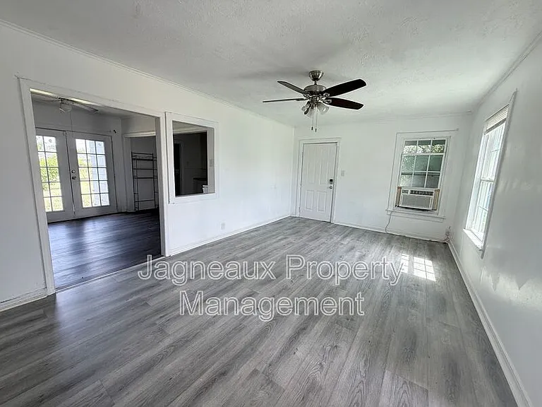 525 Magnolia St — Photo 2