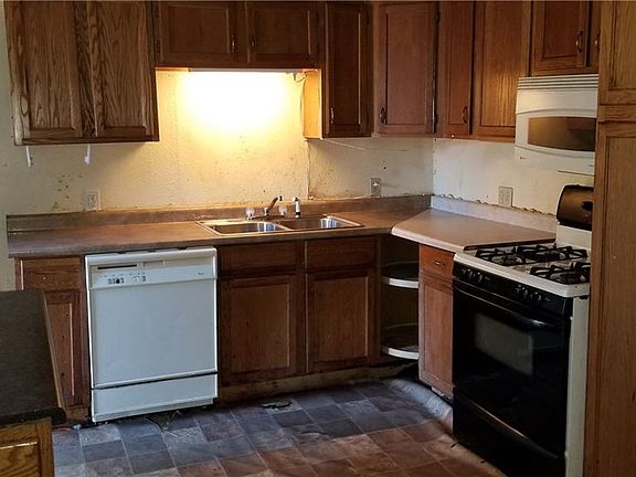 4th image of 205 College St