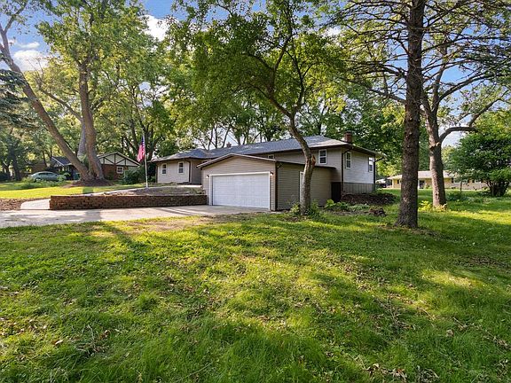 2nd image of 401 Homestead Ln