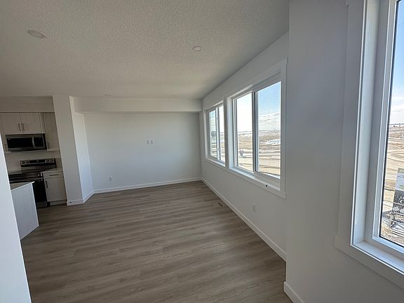 5th image of 204 Merganser Dr W