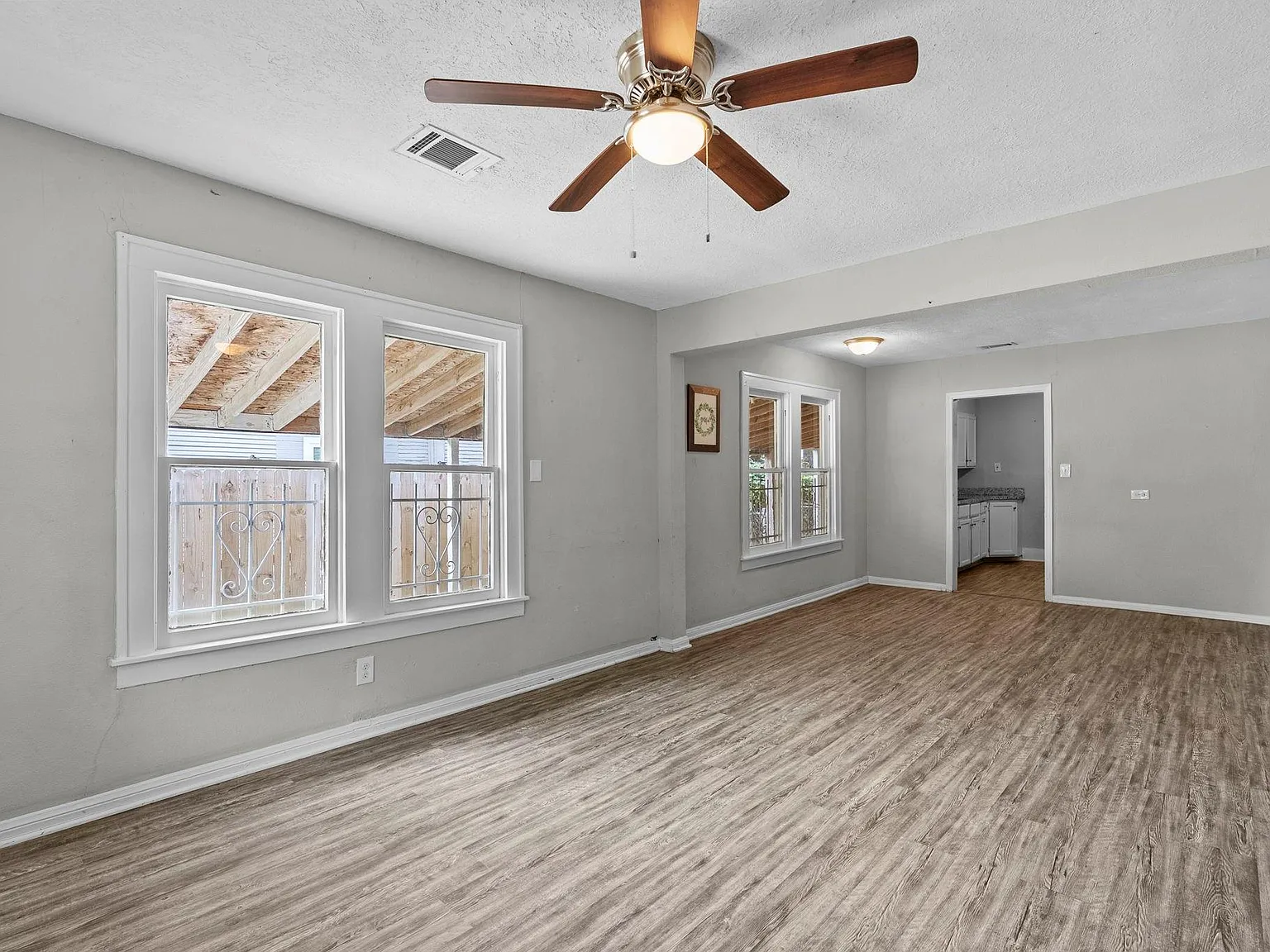 3 bed, 4.0 bath, 1200 sqft, $2,000 — Photo 2