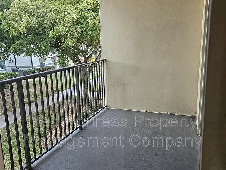 3419 Winkler Ave #516 — Photo 2