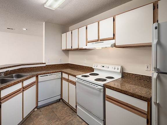 5th image of 2770 Skyview Dr #211