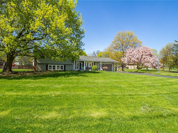 21 Saxony Rd, Pittsford, NY 14534