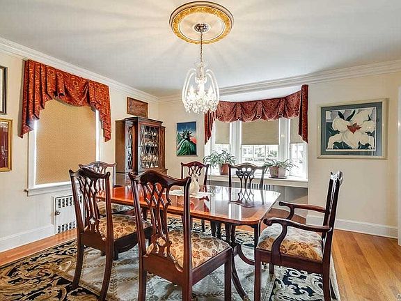 5th image of 19 Heyward Ln