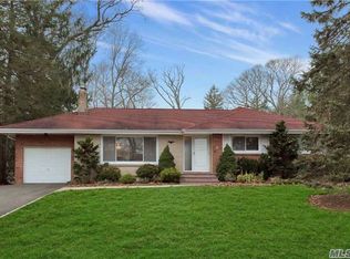 7 Woods End Rd, Dix Hills, NY 11746