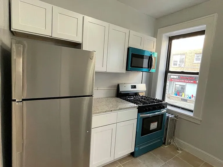 Hill Manor - Renovated Apartments Near Train Station — Photo 36