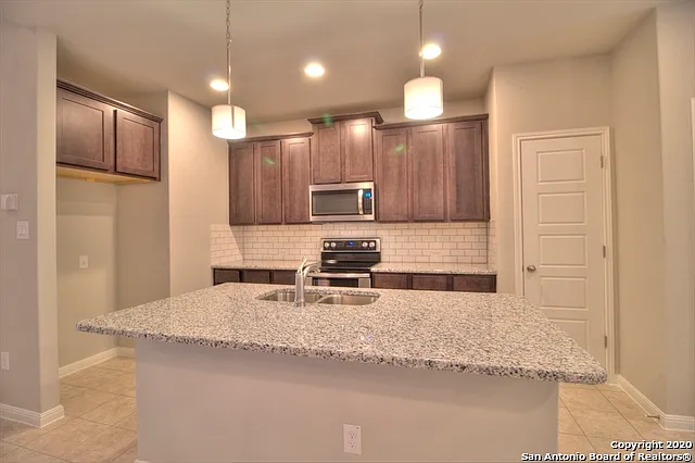 3 bed, 2.5 bath, 1770 sqft, $2,050 — Photo 4