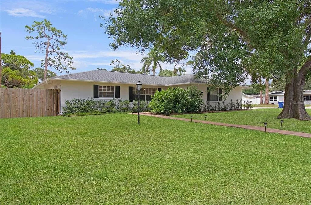 3 bed, 2.0 bath, 1762 sqft, $4,000 — Photo 1
