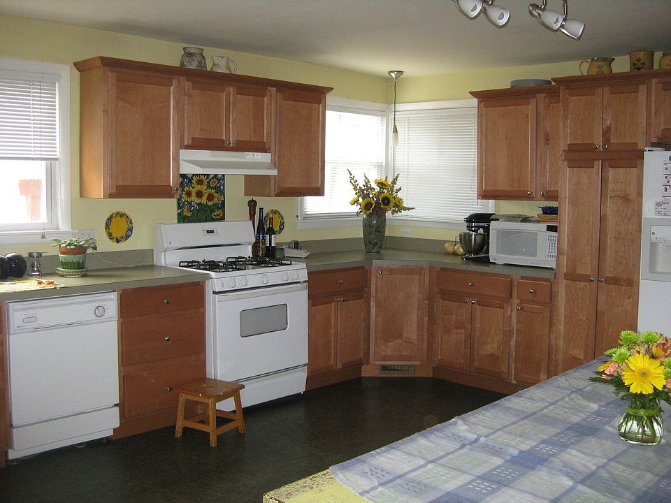 huge remodled kitchen w/lots of cabinets