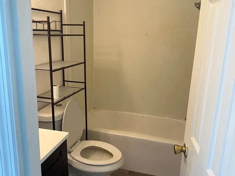 1481 NE Leisure Ave — Photo 9