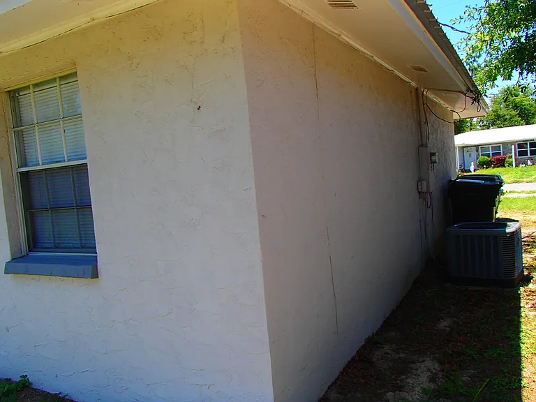 925 Bradford Cir — Photo 2