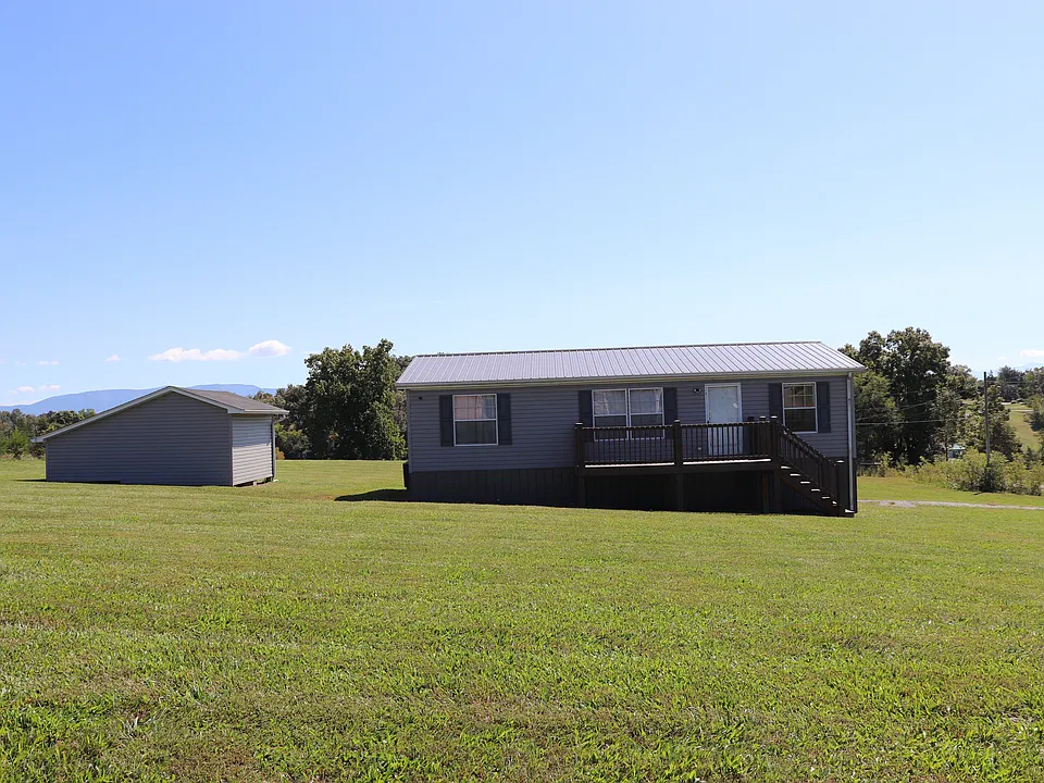 1704 Lakeway Dr