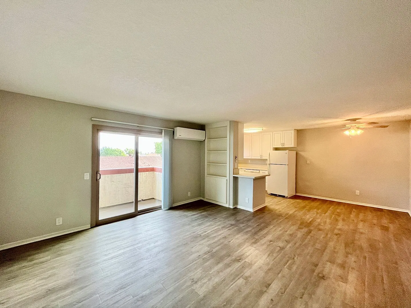 Spacious 2bd/2bth Upstairs Apartment in Clairemont - Off Street Parking, Extra Storage, A/C, Grea... — Photo 3