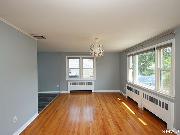 3rd image of 28 East Clover Circle
