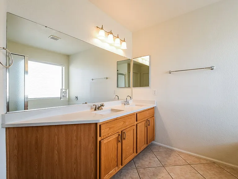 1427 E Vernoa St — Photo 12