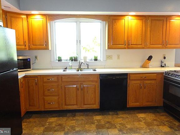 5th image of 827 White Oak Ln