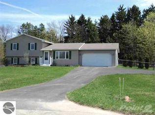 4912 Cedar Knoll Dr, Traverse City, MI 49685