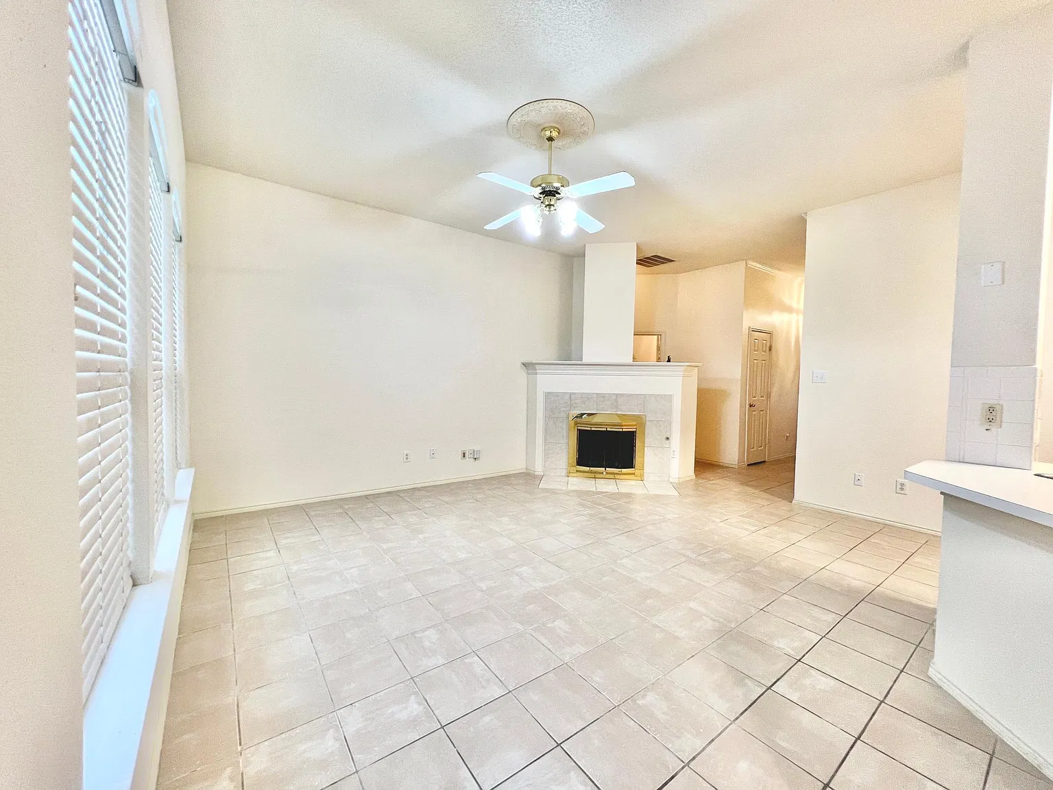 3 bed, 1428 sqft, $2,400 — Photo 3
