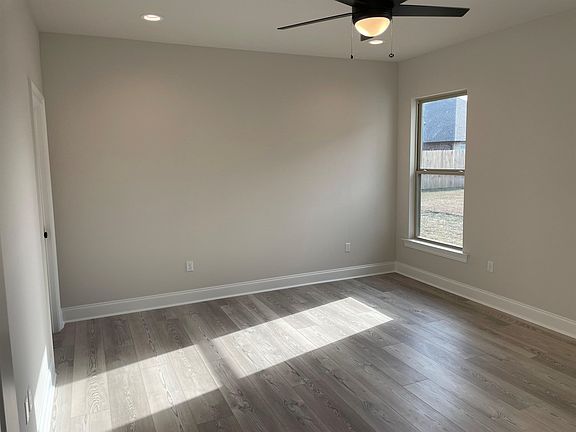 4th image of 242 Sophie Dr