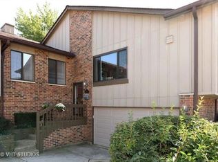 25 Windward Cir #25, Willowbrook, IL 60527
