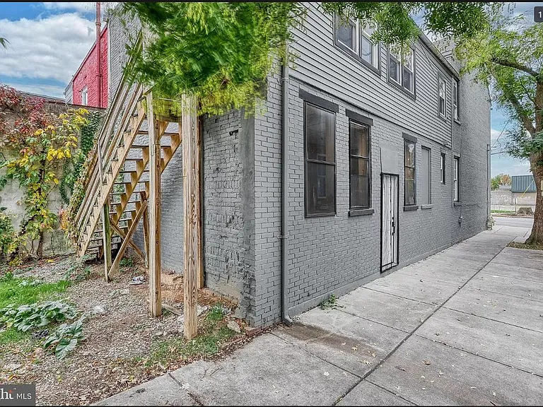 139 N Queen St #A — Photo 14