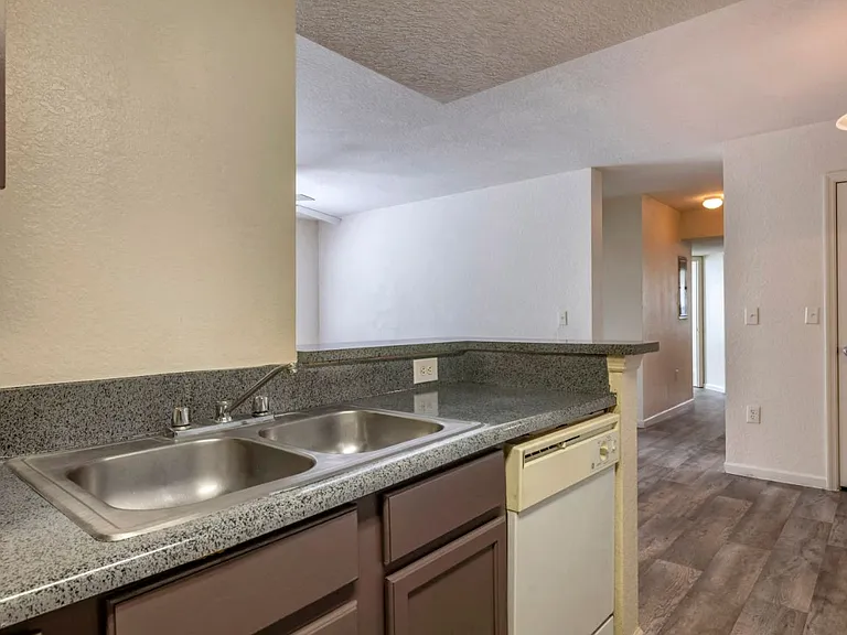 Madelyn Oaks Apartments — Photo 12