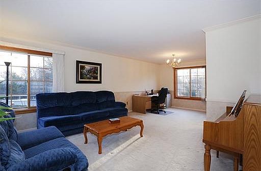 5th image of 22 Knollwood St
