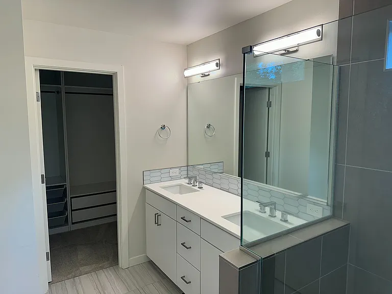 Master Bedroom's Bathroom