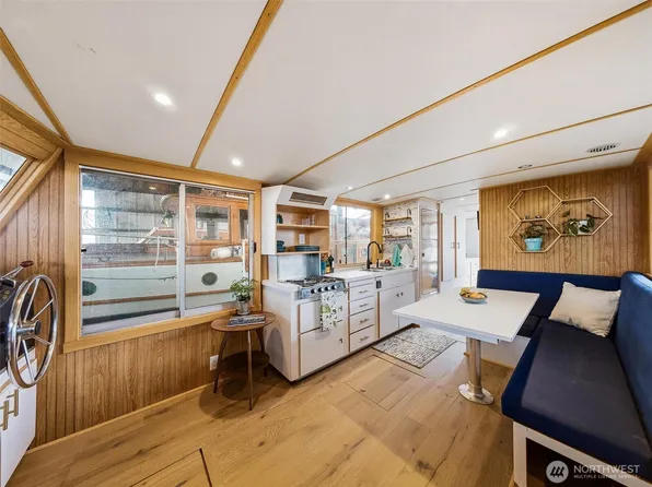 2401 N Northlake Way, Seattle, WA 98103