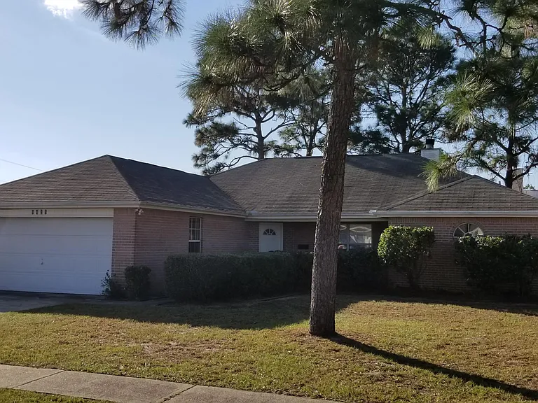 9425 Victoria Ln — Photo 2