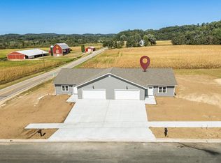 805 & 807 Hay Creek Trl, Reedsburg, WI 53959