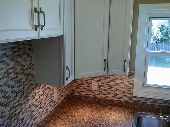 4th image of 8425 Vineyard Ave