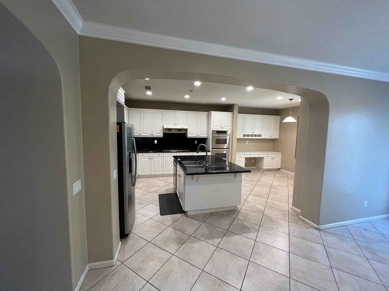 5 bed, 3.0 bath, 3105 sqft, $4,450 — Photo 3