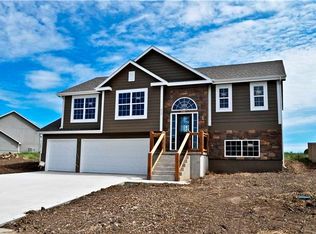 2806 Locust Ct, Tonganoxie, KS 66086
