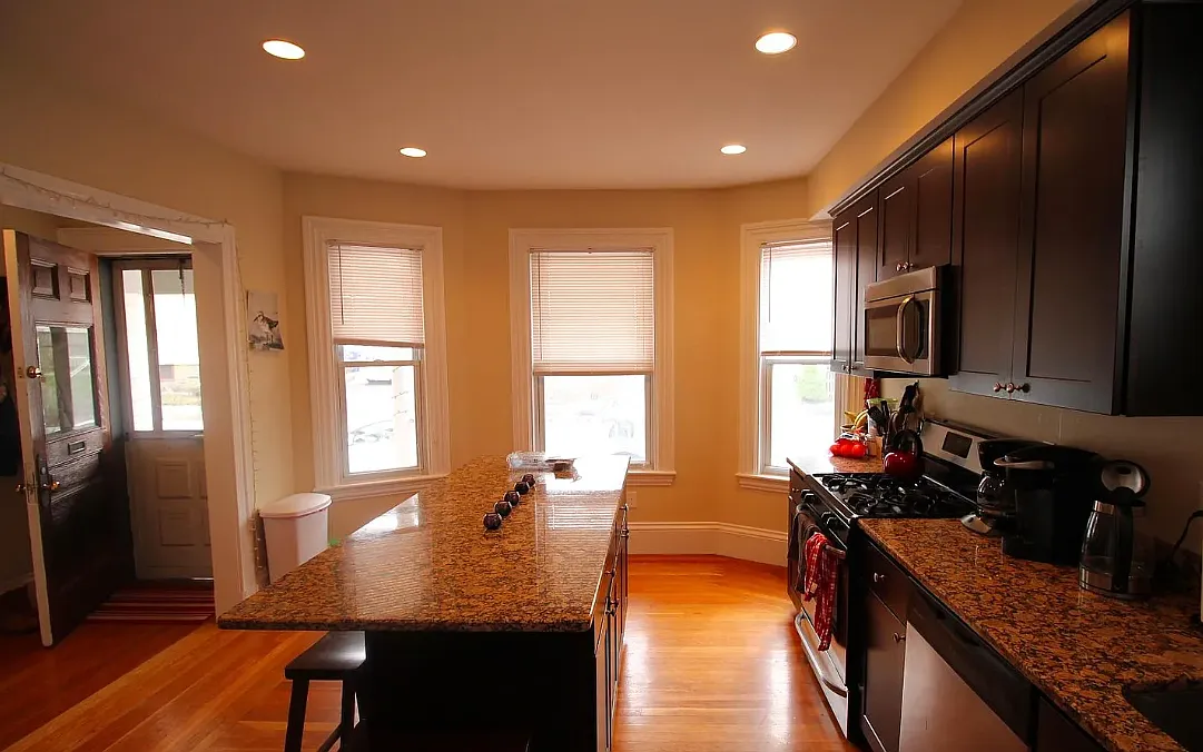 5 bed, 9999 sqft, $4,900 — Photo 4