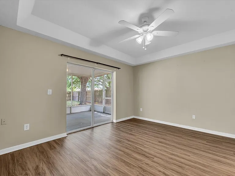 10825 Newbridge Dr — Photo 16