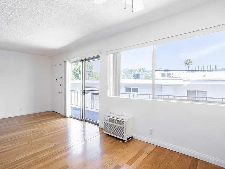 725 N Hayworth Ave — Photo 7