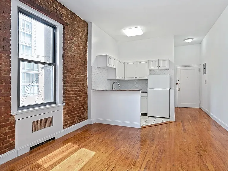 251 E 52nd St #4A — Photo 4