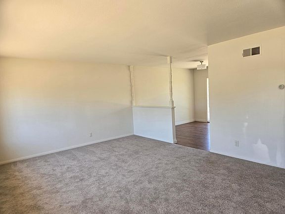 5th image of 1323 W Chapel Dr