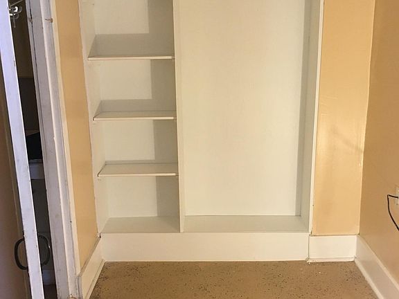 Between the kitchen and the bathroom is a bonus room with a wardrobe.