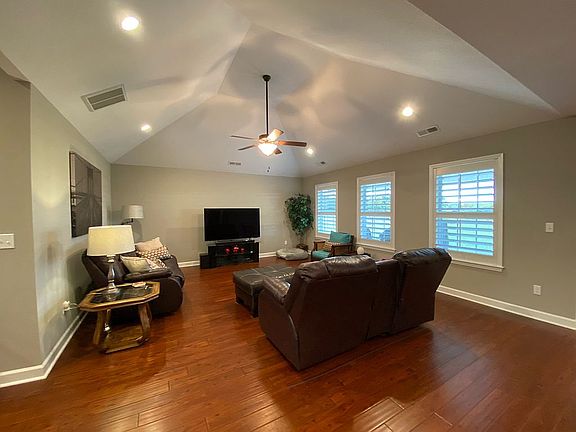4th image of 610 Summerset Pl