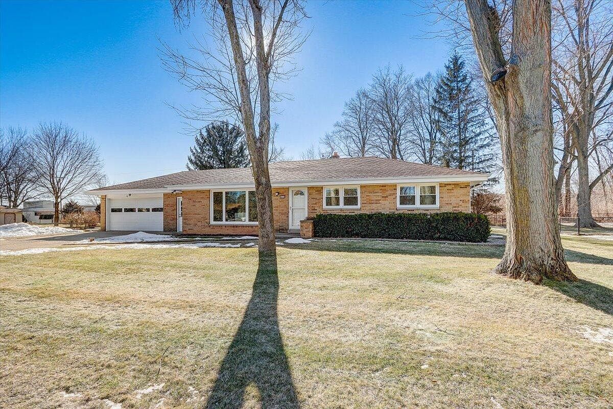 N50W15715 Honey Suckle Ln, Village Of Menomonee Falls, WI 53051