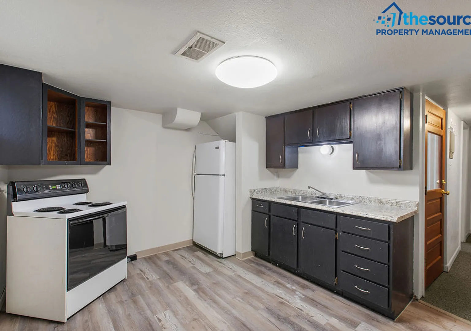 Central Air! Students Welcome! 2 Bedroom Affordable Basement Apartment next to Frasier Hall UNC. — Photo 3