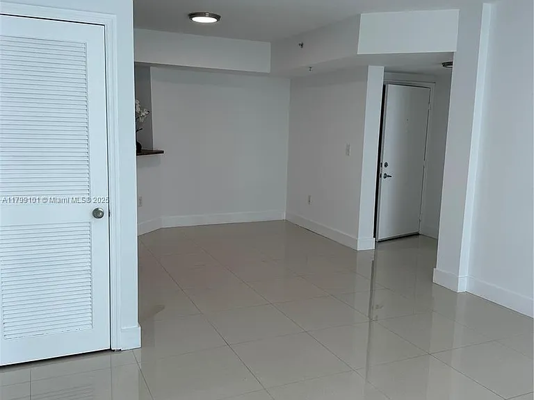 9201 Collins Ave #524 — Photo 7